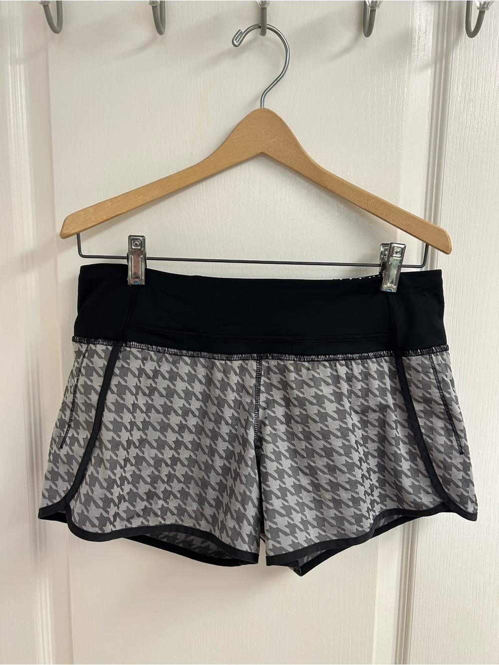 Lululemon Run Times Short size 6 black houndstooth